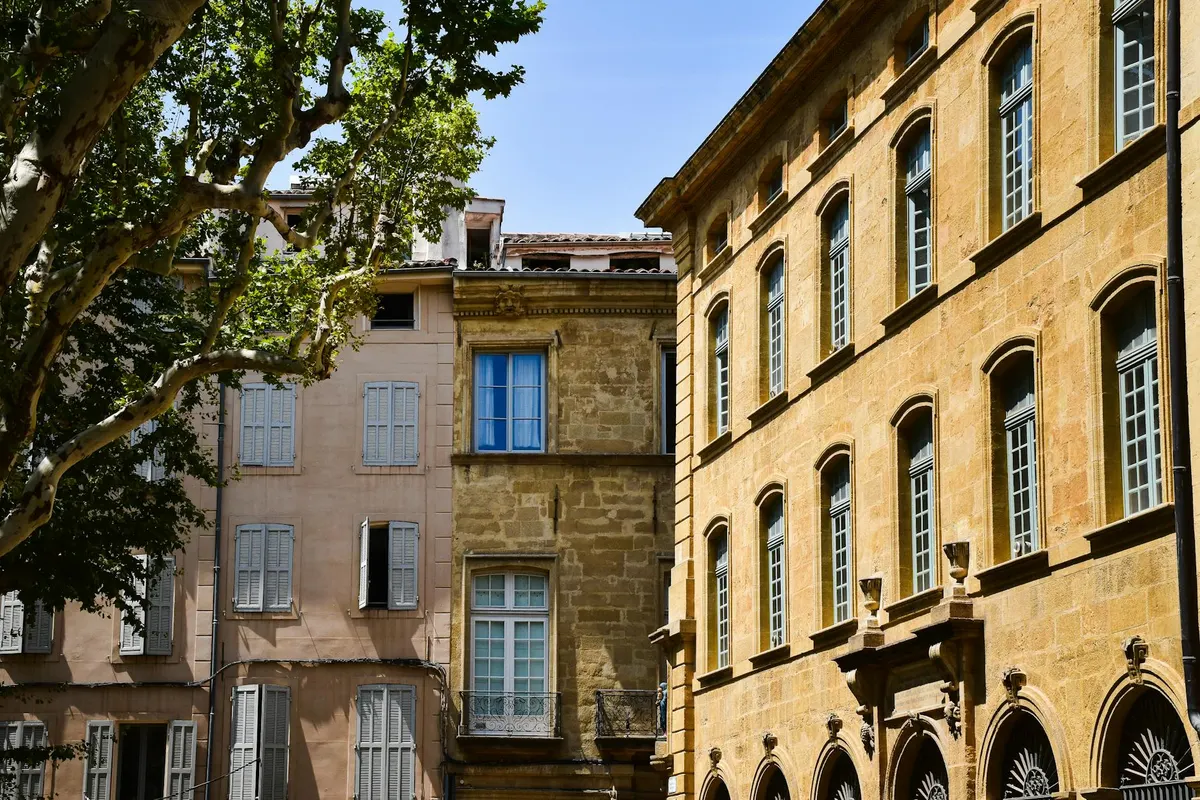 Bâtiments historiques Aix-en-Provence, façades patrimoniales avec menuiseries bois conformes ABF