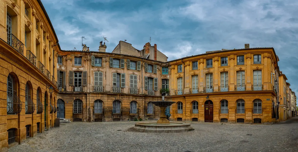 Place historique Aix-en-Provence centre, architecture classique XVIIIe, secteur sauvegardé