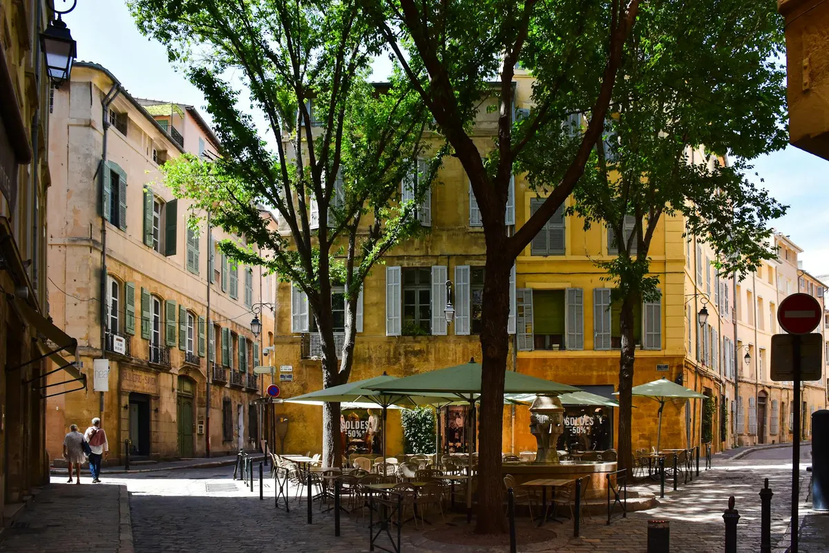 Rue pittoresque Aix-en-Provence quartier Mazarin, immeubles bourgeois et hôtels particuliers