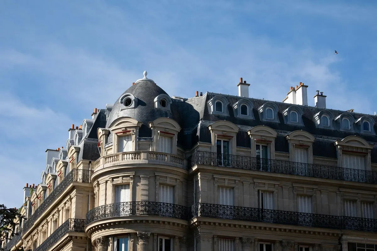 Intérieur appartement haussmannien aixois avec parquet point de Hongrie restauré