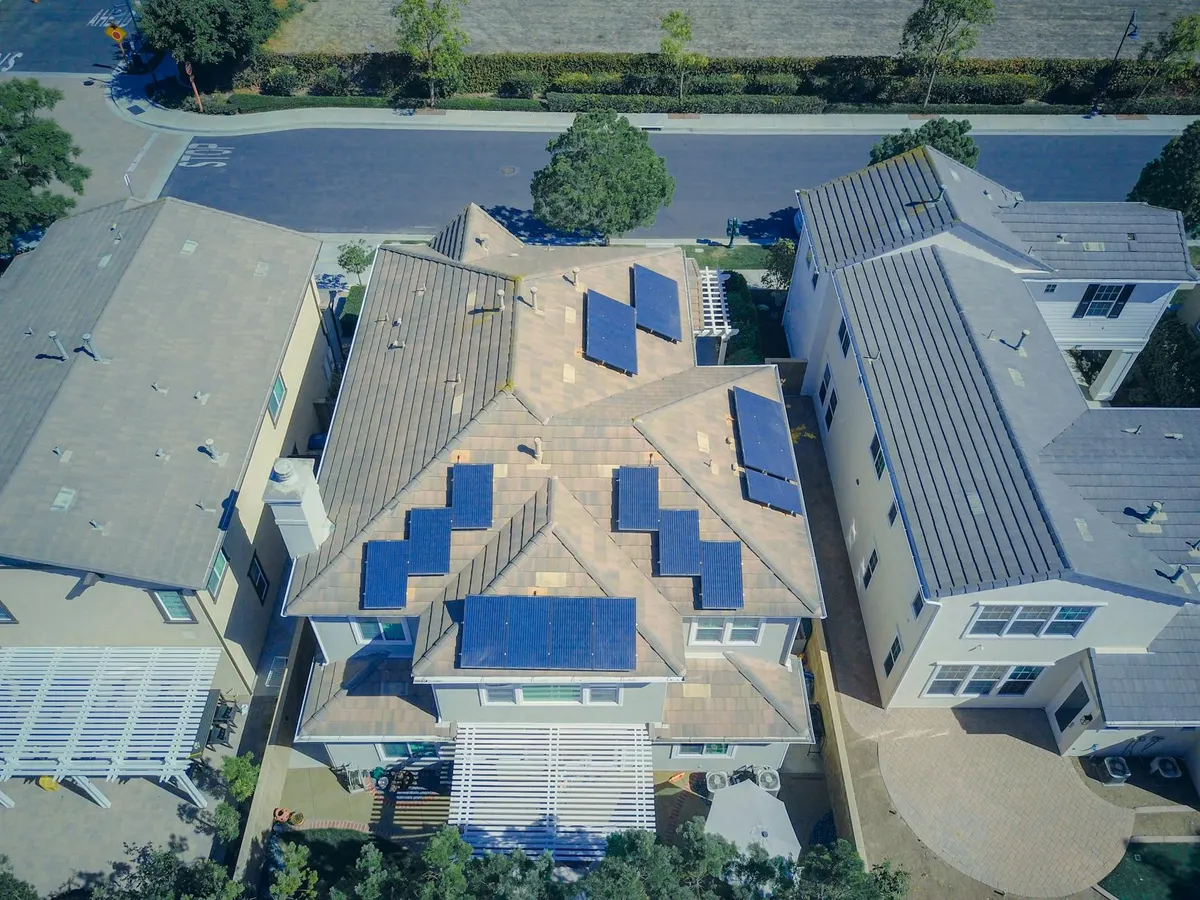 Panneaux solaires sur la toiture d'une maison moderne à Aix-en-Provence