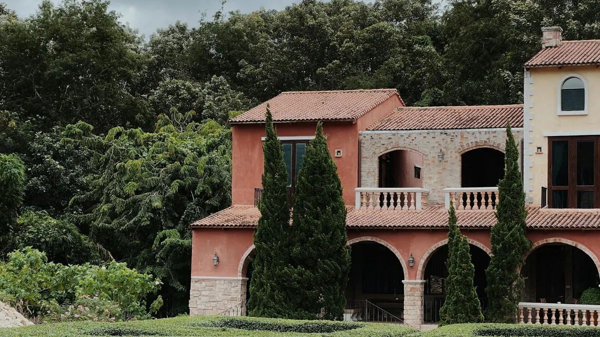 Jardin paysager méditerranéen autour d'une villa moderne à Cannes