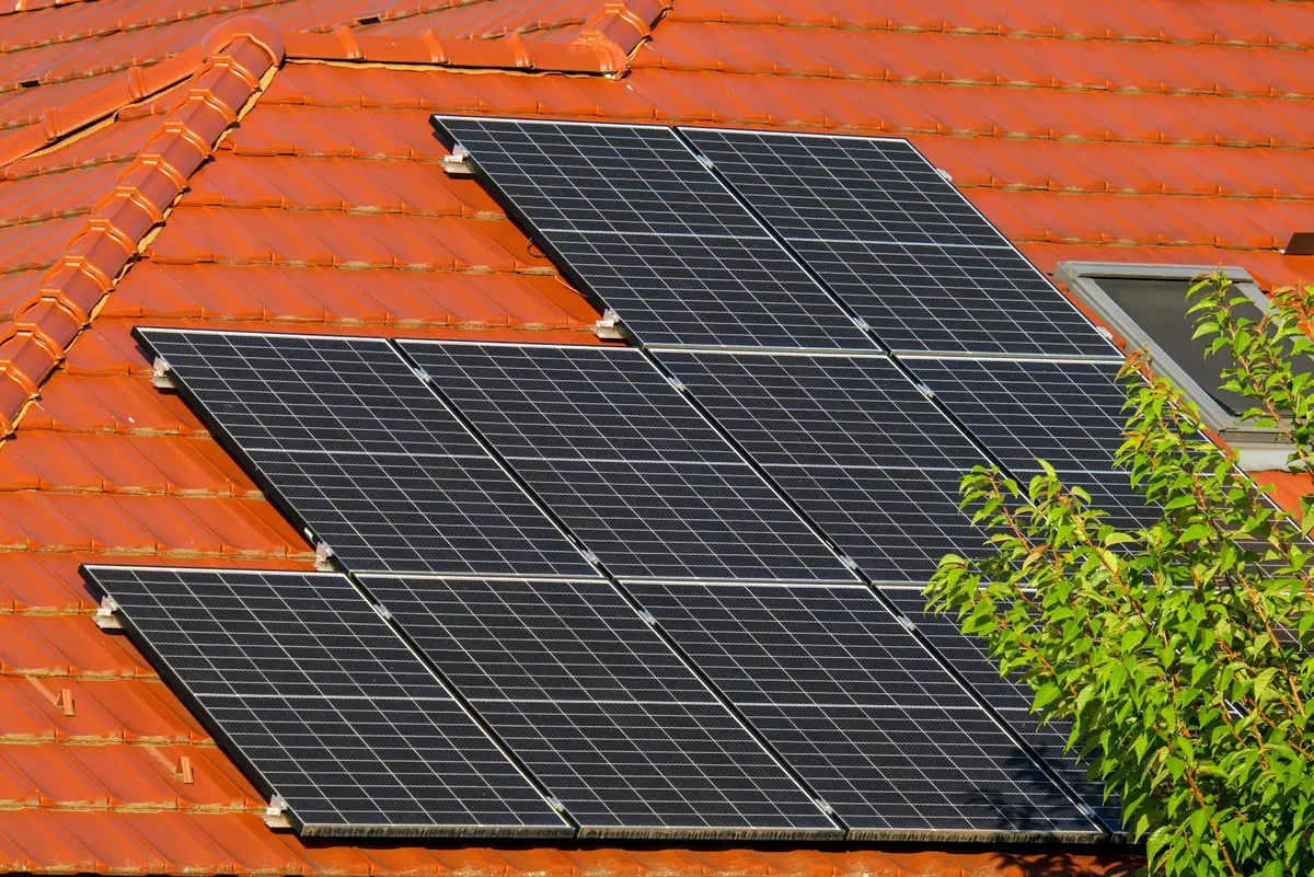 Panneaux solaires sur la toiture d'une villa moderne à Cannes