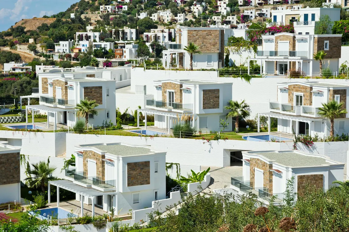 Jardin méditerranéen autour d'une maison écologique à Fréjus