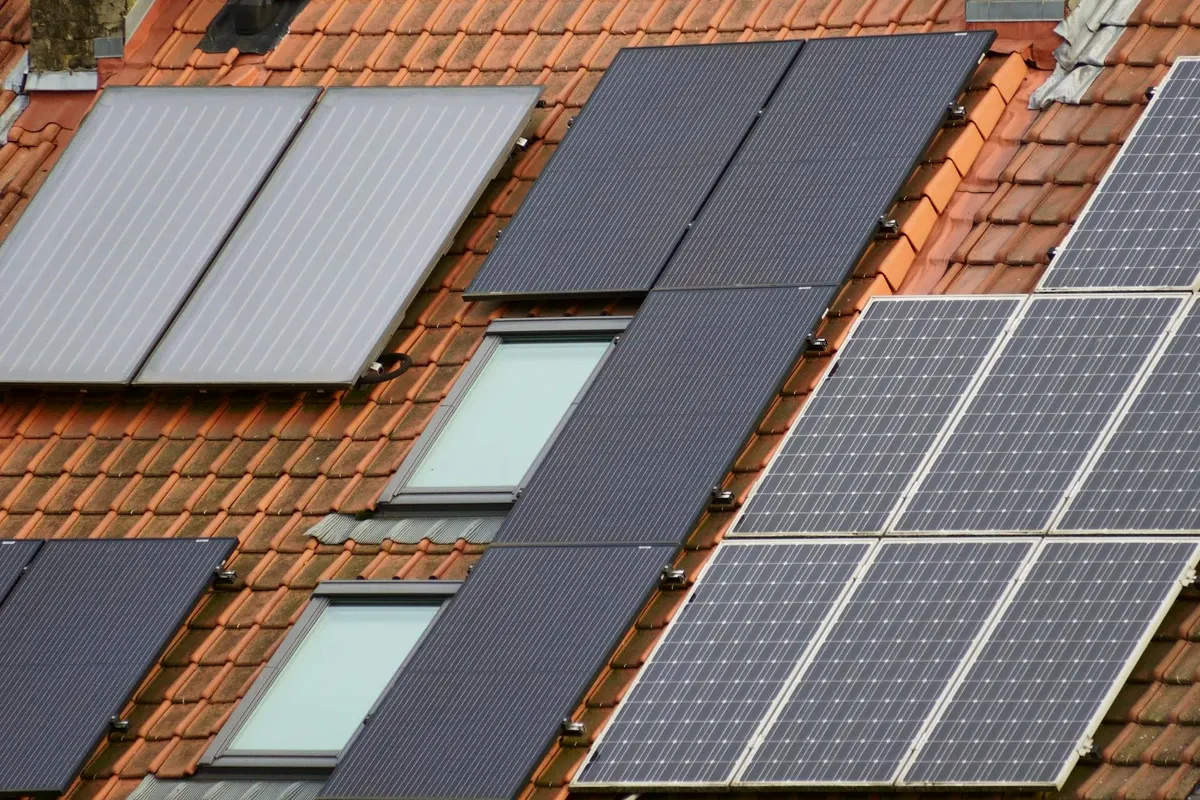 Panneaux solaires sur la toiture d'une maison écologique à Fréjus