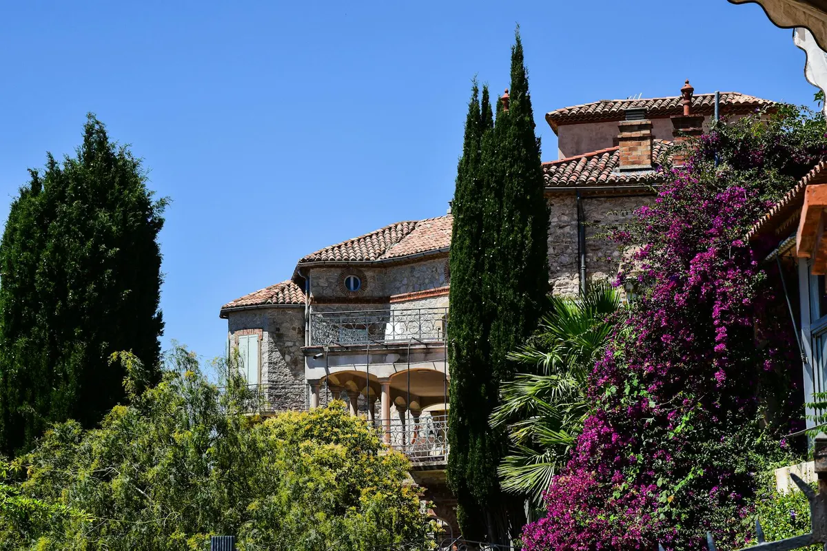 Jardin méditerranéen provençal autour d'une maison écologique en région Sud