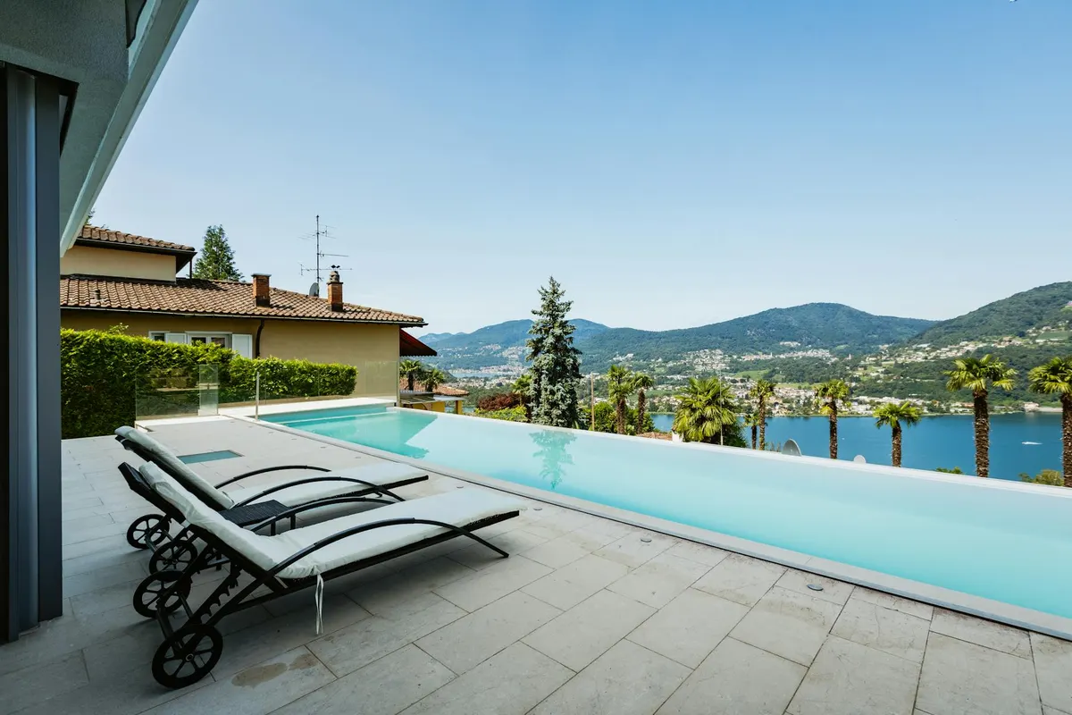 Villa neuve avec piscine à débordement à Saint-Tropez