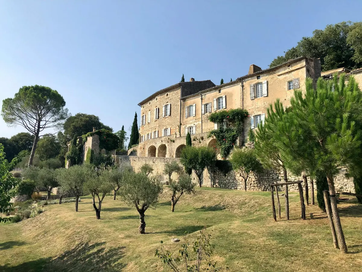 Villa provençale contemporaine en pierre et bois à Saint-Tropez