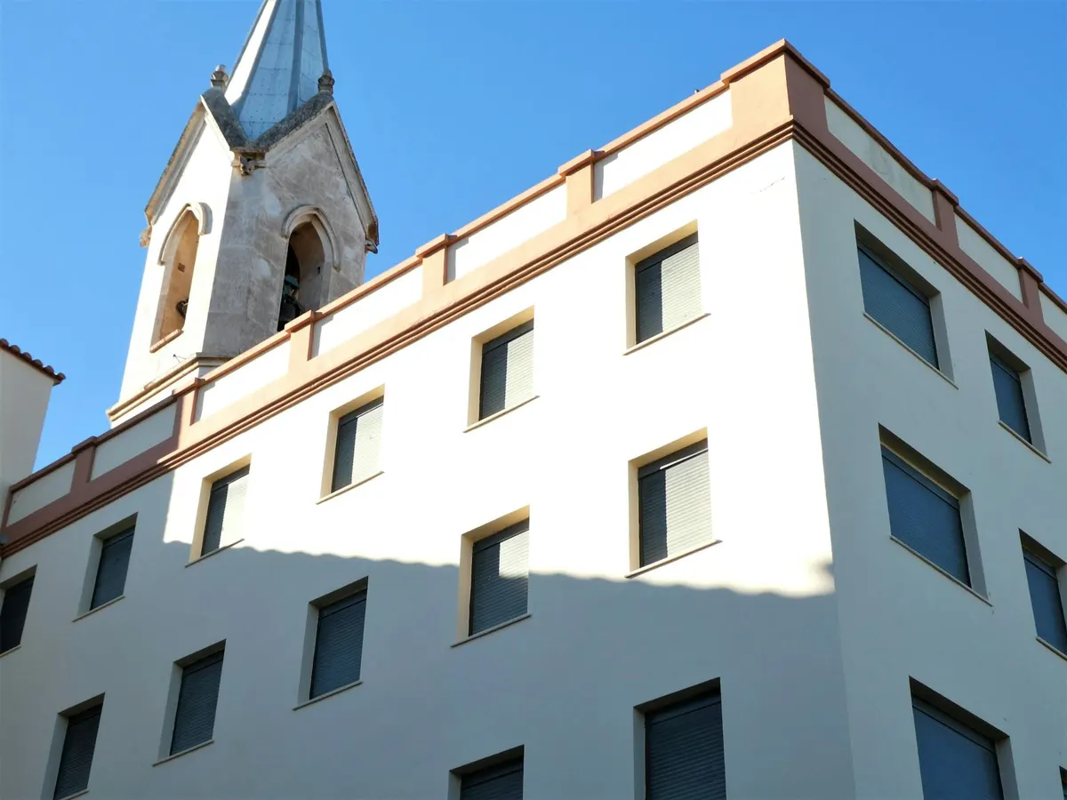 Architecture mediterraneenne moderne aux grandes baies vitrees a Toulon