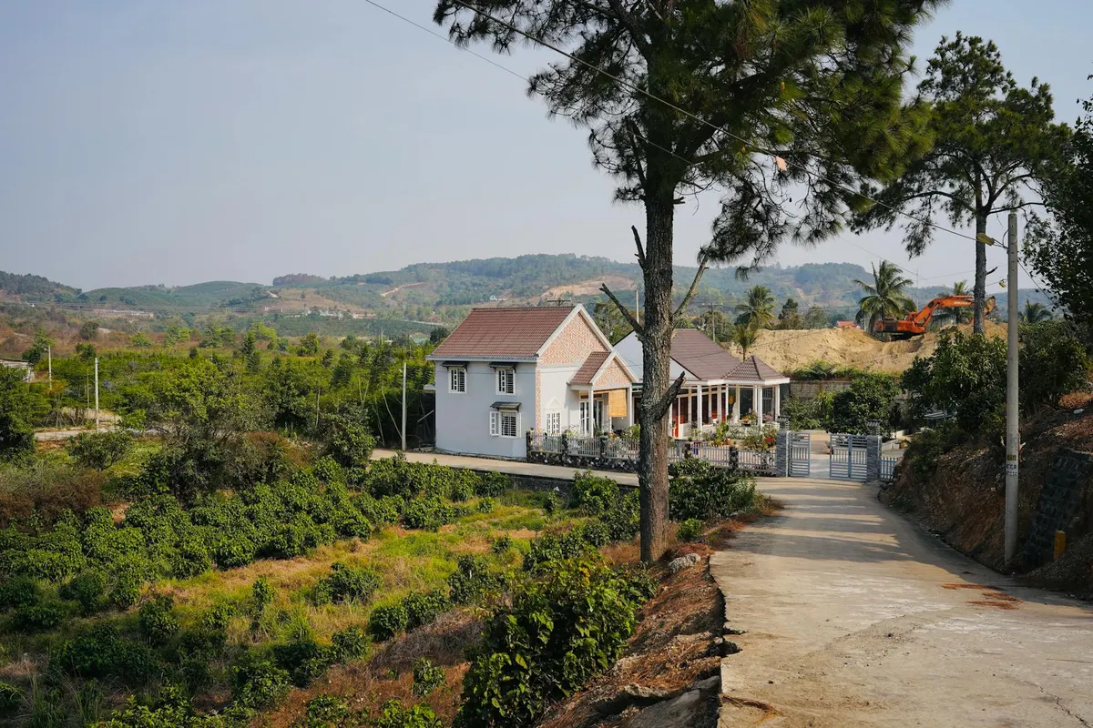 Maison neuve moderne construite sur terrain en pente a Toulon