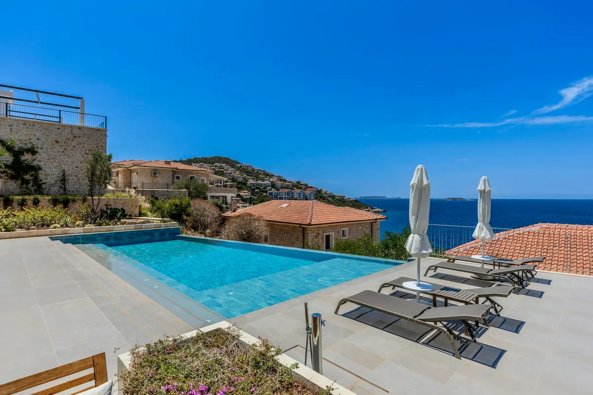 Terrasse panoramique d'une villa neuve avec vue mer a Toulon