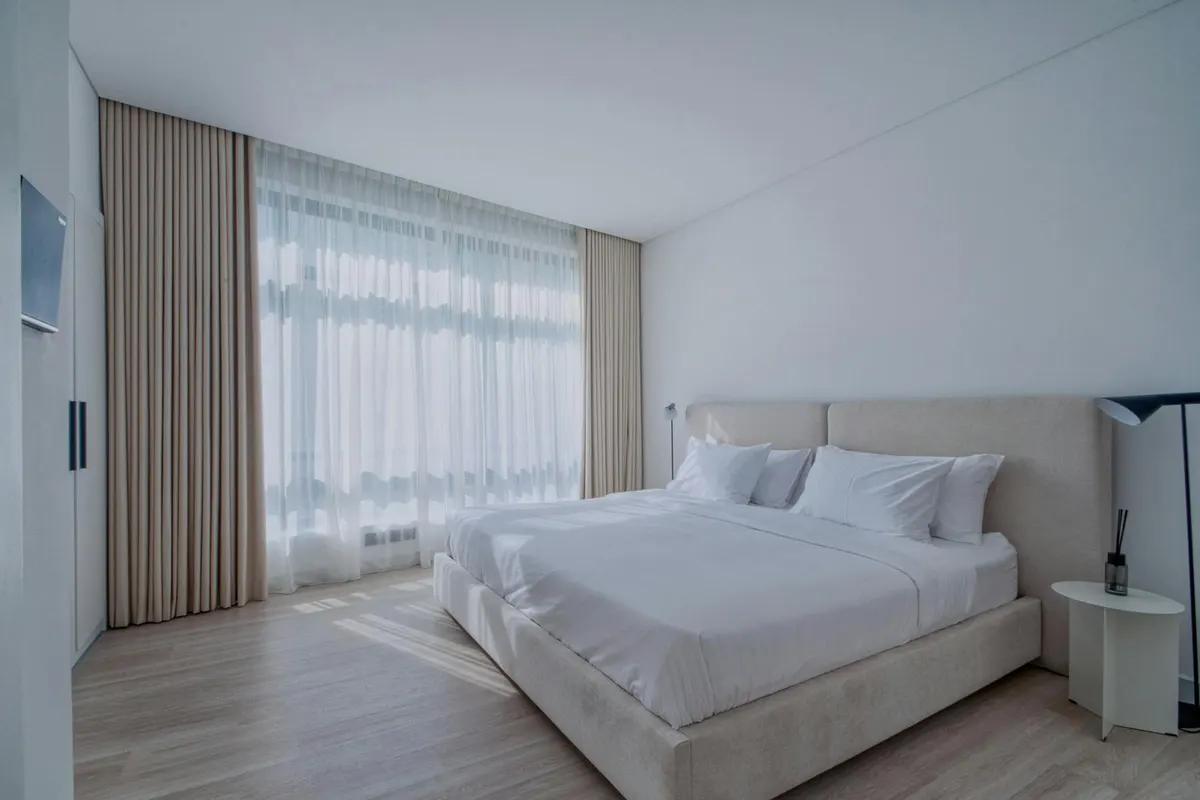 Chambre au design épuré et lumineux à Fréjus