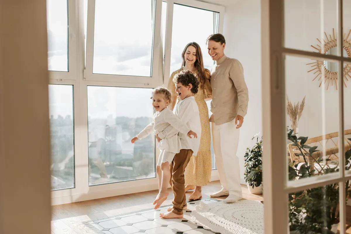 Design d'intérieur méditerranéen lumineux familial à Fréjus