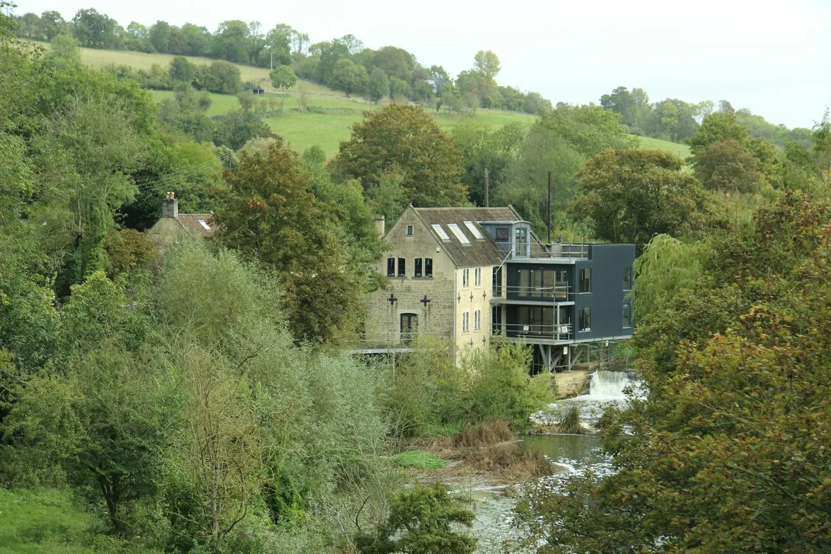 Extension contemporaine en ossature bois sur maison en pierre en pays aixois
