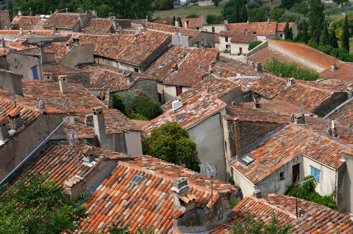 Surélévation de maison aux toitures en tuiles terre cuite à Arles