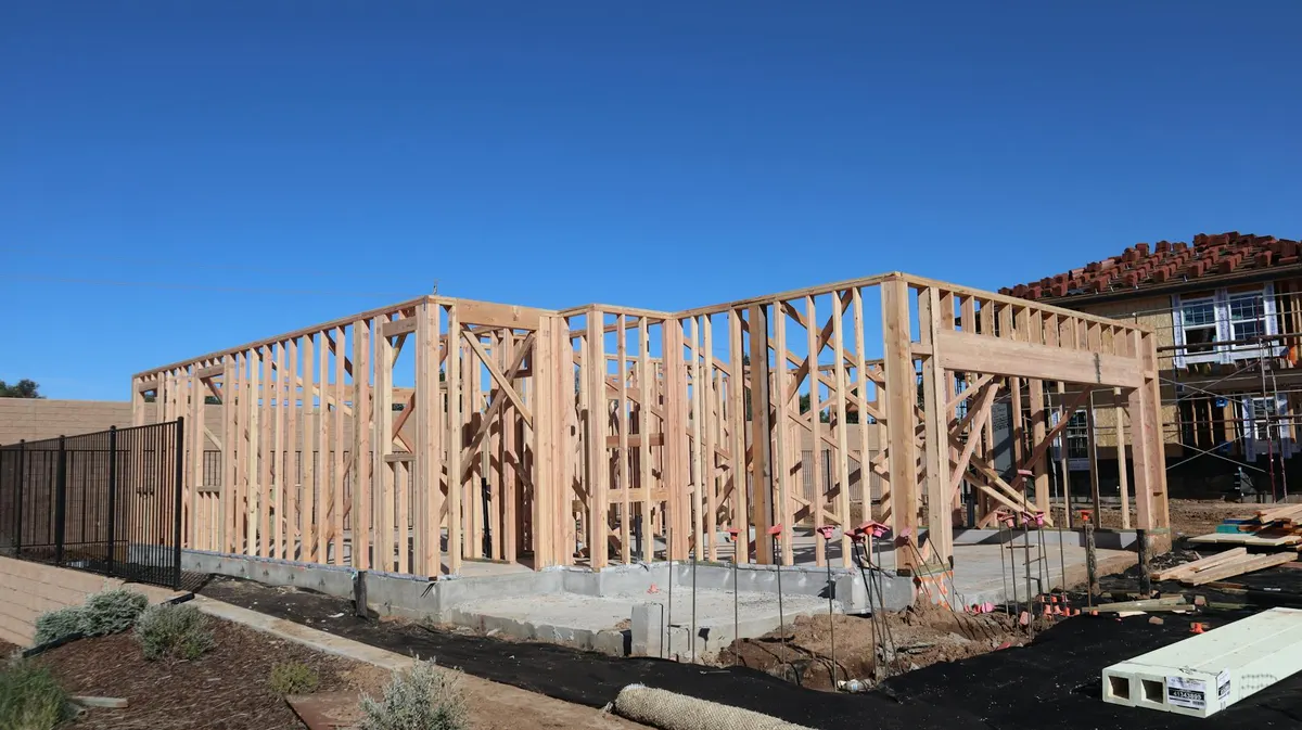 Extension à ossature bois en chantier sur une maison à Aubagne