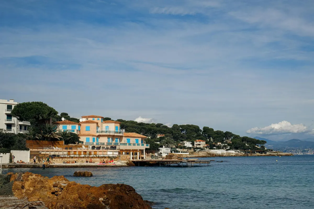 Extension d'une villa de la Côte d'Azur à Cannes avec terrasse panoramique