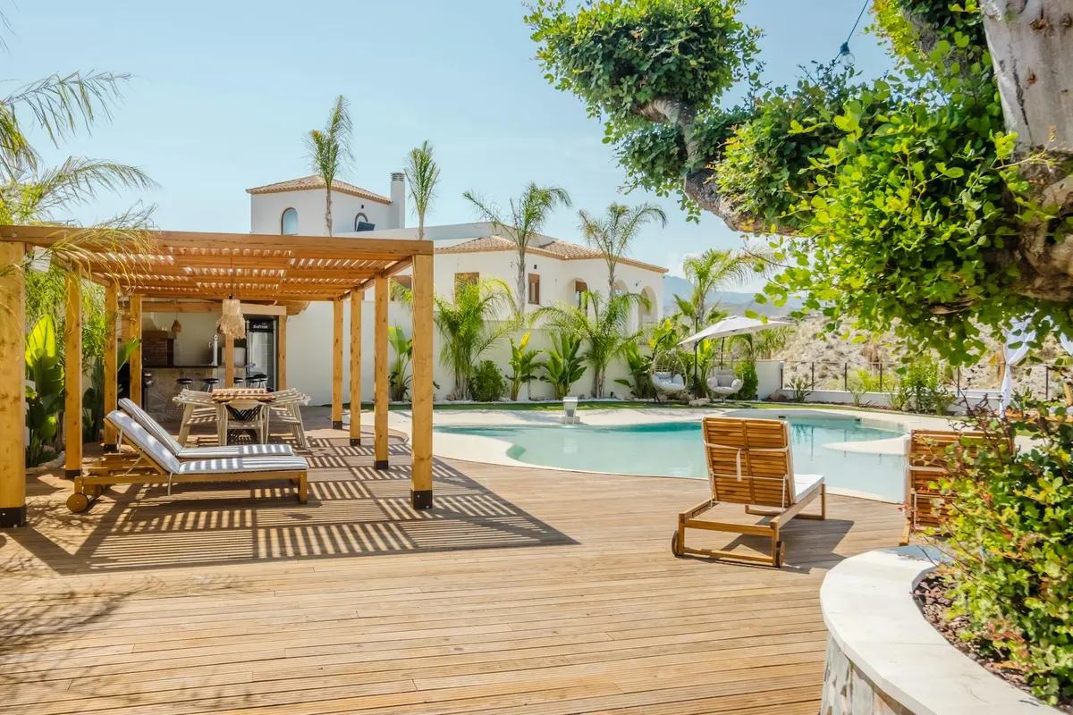 Terrasse et extension d'une maison méditerranéenne en région Sud