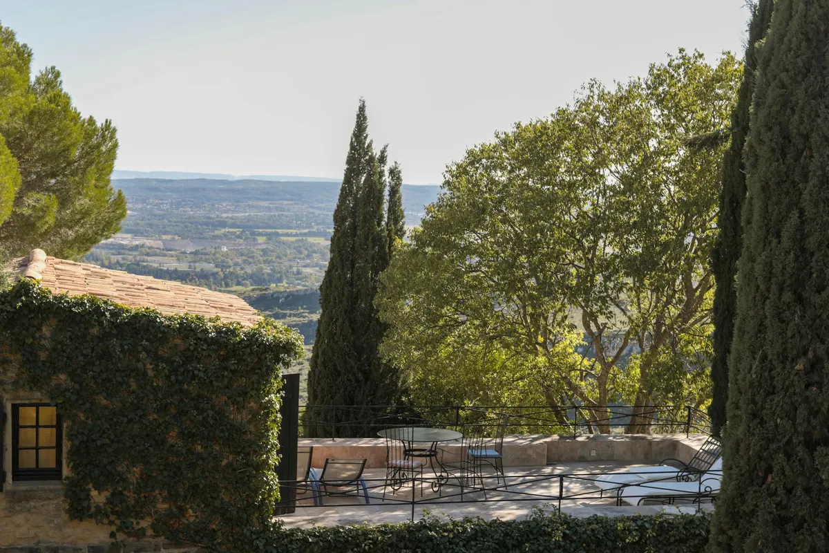 Extension de maison provençale à Toulon avec terrasse et murs en pierre