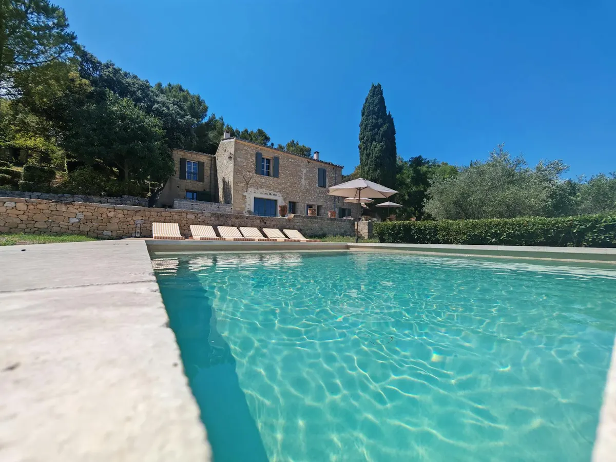 Pool house en pierre d'une villa provençale avec piscine près de Toulon
