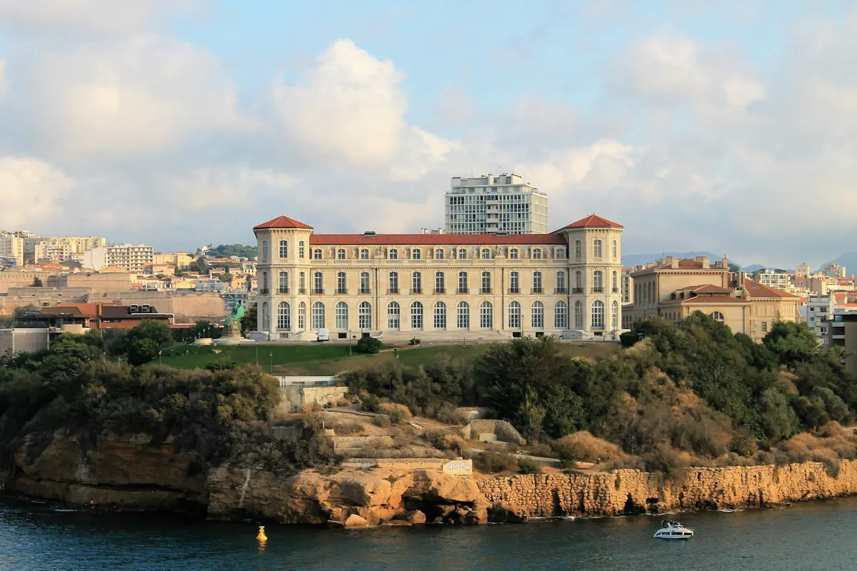 Façade de prestige de la Côte d'Azur à Cannes
