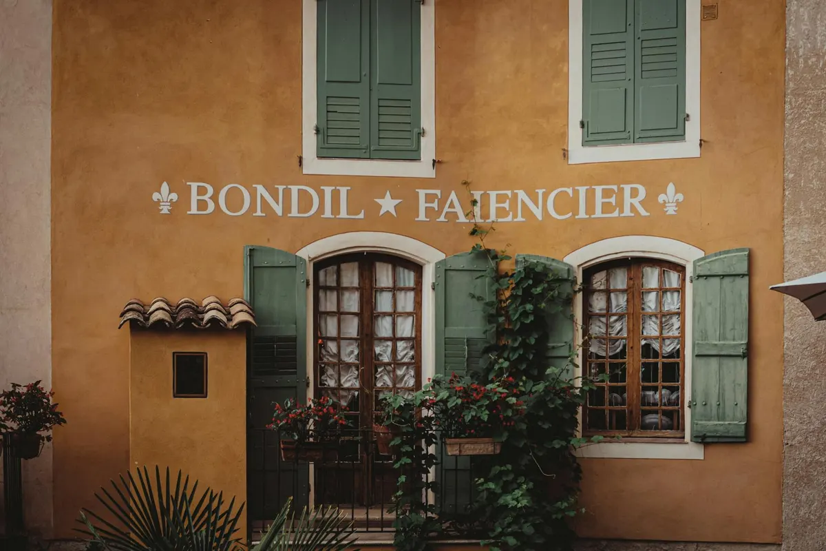 Façade de maison provençale contemporaine à Fréjus