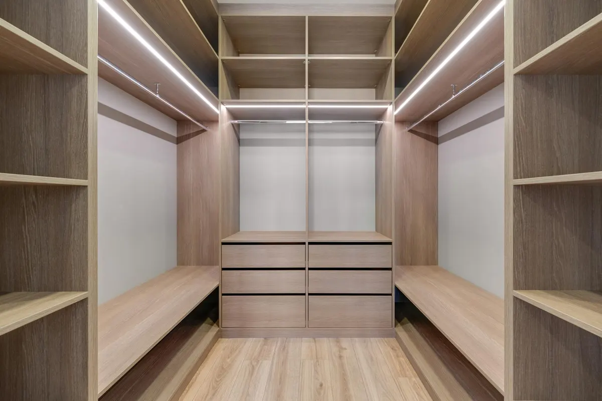 Rangements et placards sur mesure dans un appartement cannois