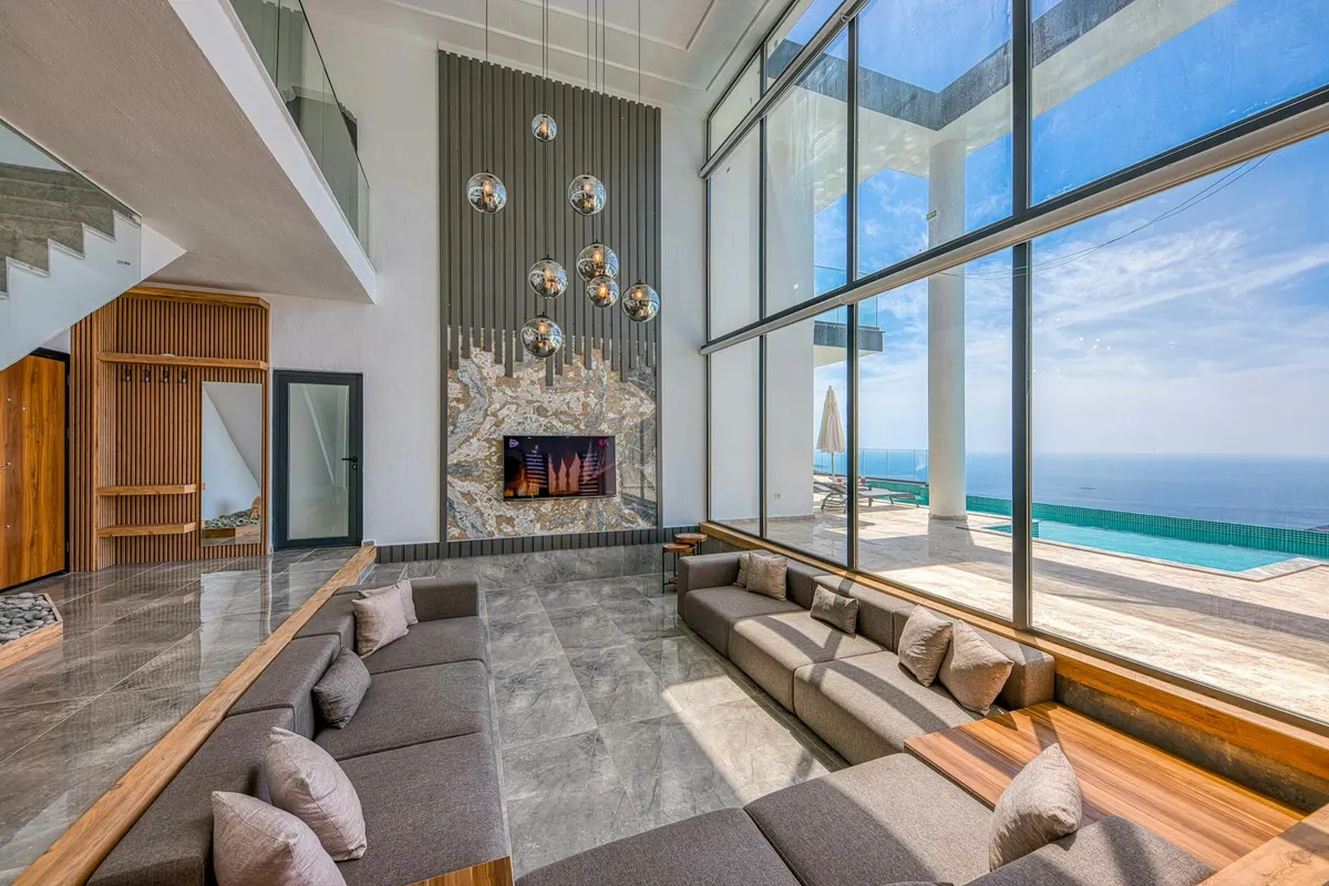 Salon contemporain optimisé avec vue à Cannes