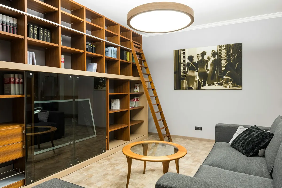 Rangements sur mesure et bibliothèque intégrée à Fréjus