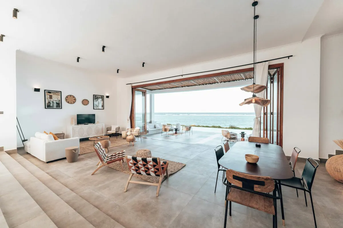 Intérieur lumineux face mer optimisé à Nice