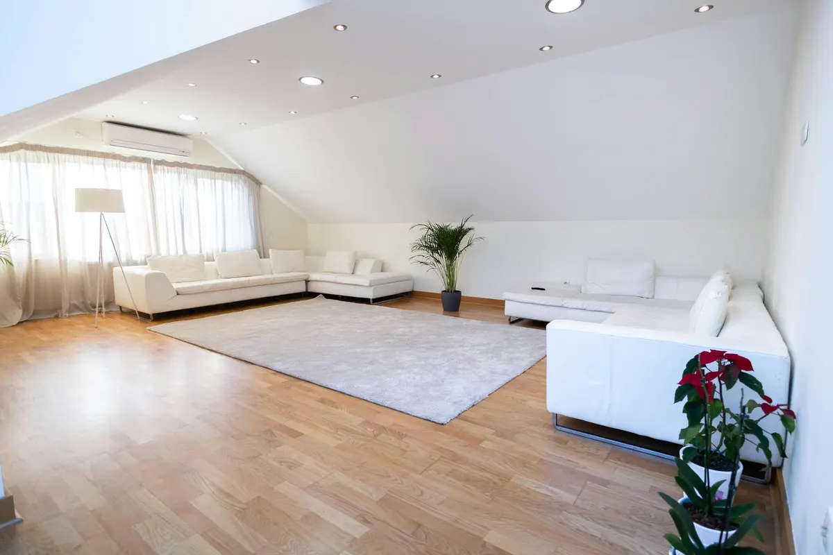 Salon optimisé lumineux contemporain à Nice