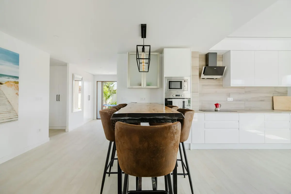Intérieur méditerranéen optimisé et lumineux en Provence-Alpes-Côte d'Azur