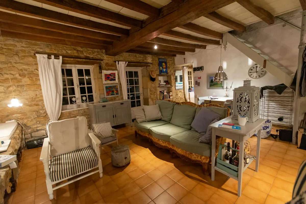 Salon en pierre au design provençal à Saint-Tropez