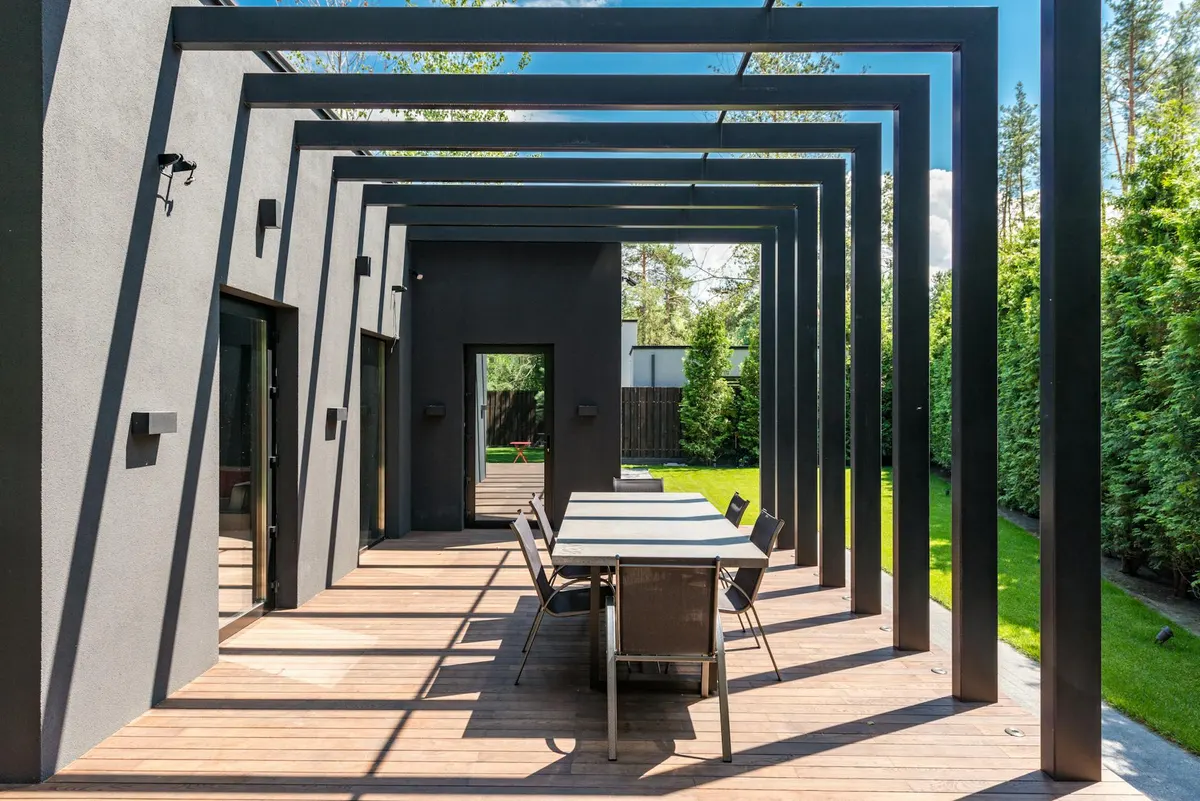 Pergola bioclimatique autoportée installée dans un jardin provençal avec éclairage LED intégré