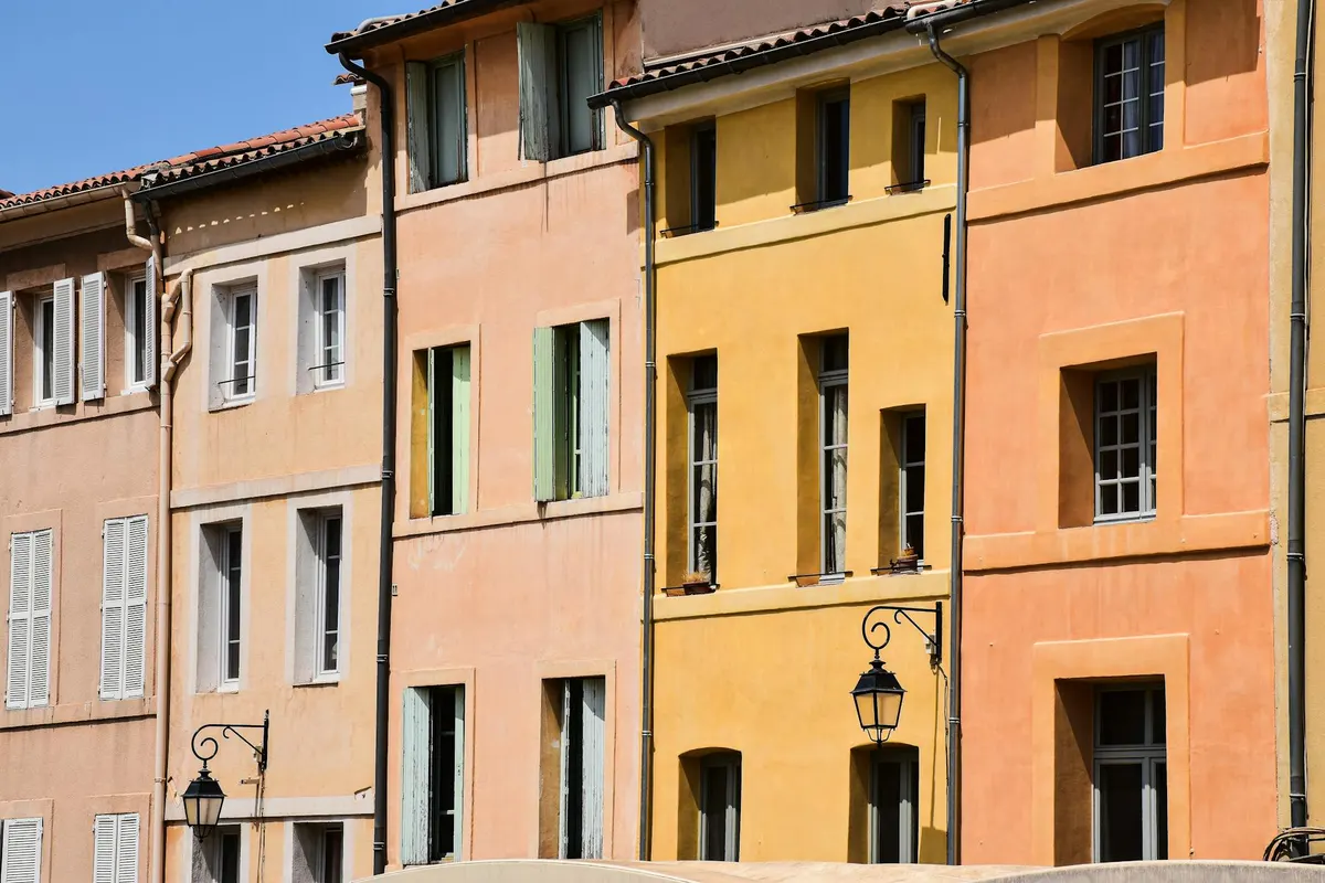 Façades à enduit ocre d'un petit immeuble provençal à Aix-en-Provence