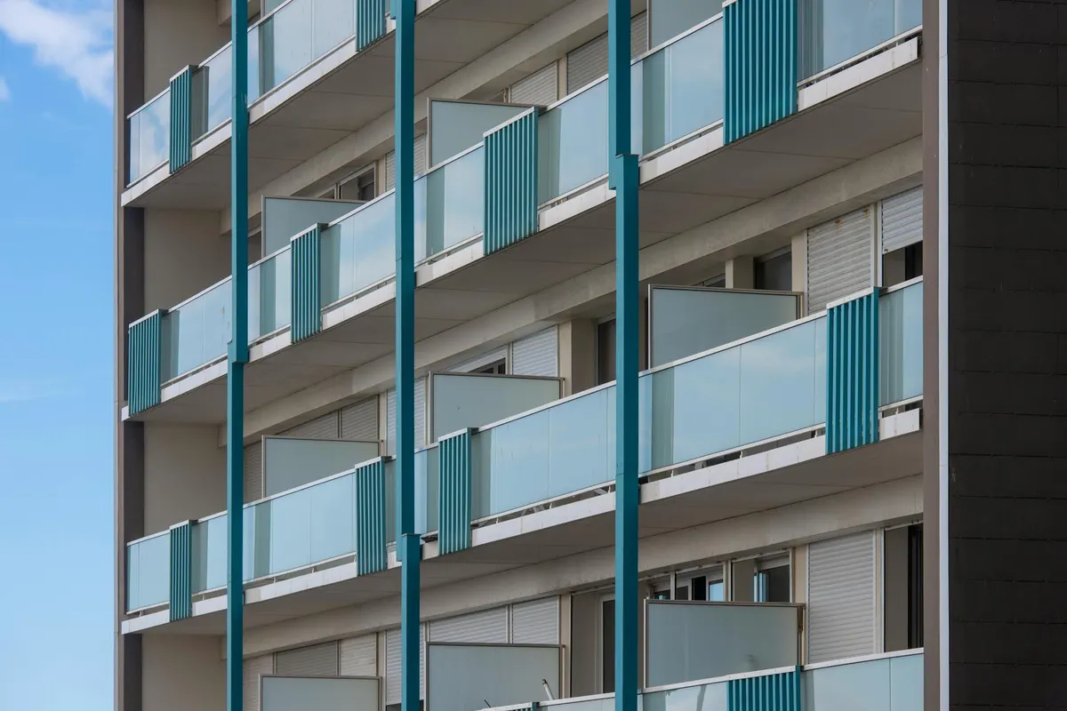 Résidence contemporaine à balcons, petit collectif R+3 à Aix-en-Provence