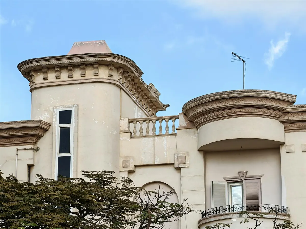 Façade Belle Époque méditerranéenne d'une résidence à Cannes
