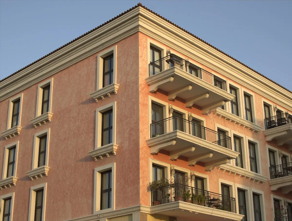 Petit immeuble résidentiel de luxe à la façade élégante à Cannes