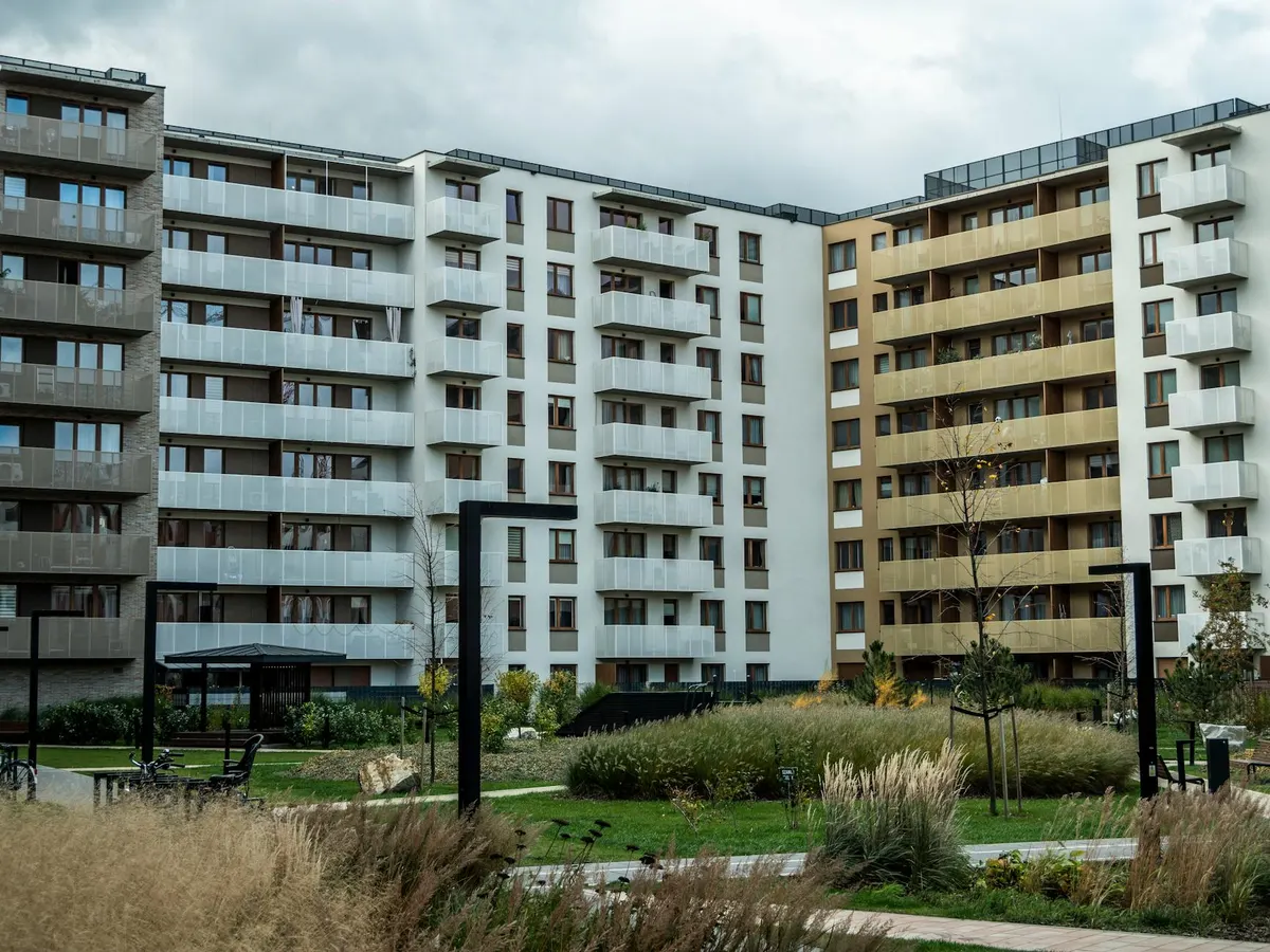 Façade d'immeuble de logements contemporain à Fréjus