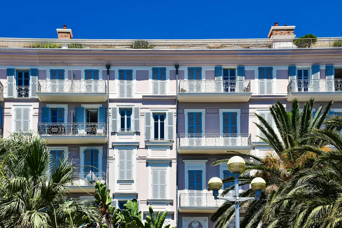 Façade d'un petit immeuble niçois avec balcons en ferronnerie, Côte d'Azur