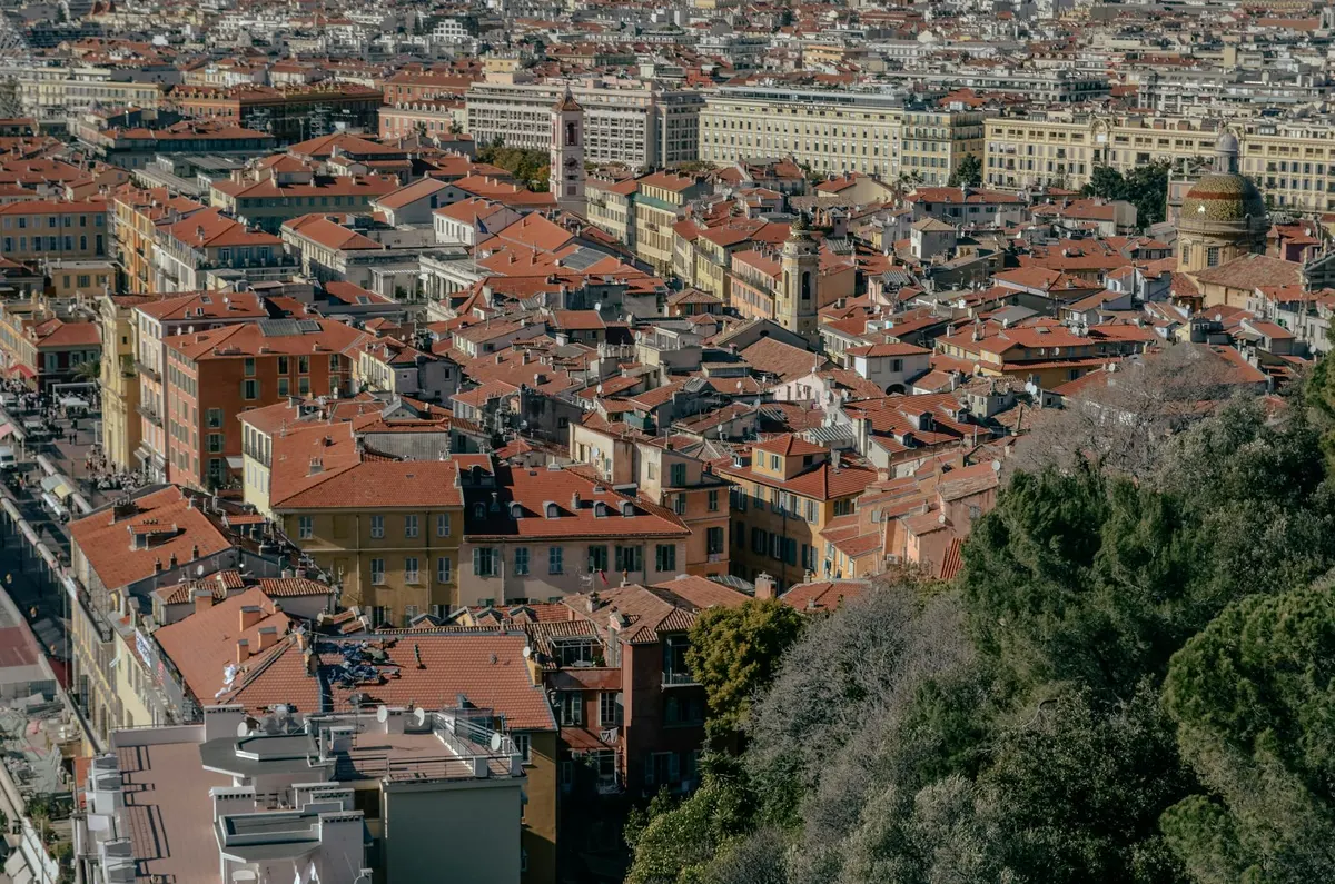 Vue des toits de Nice et de ses immeubles méditerranéens, Côte d'Azur
