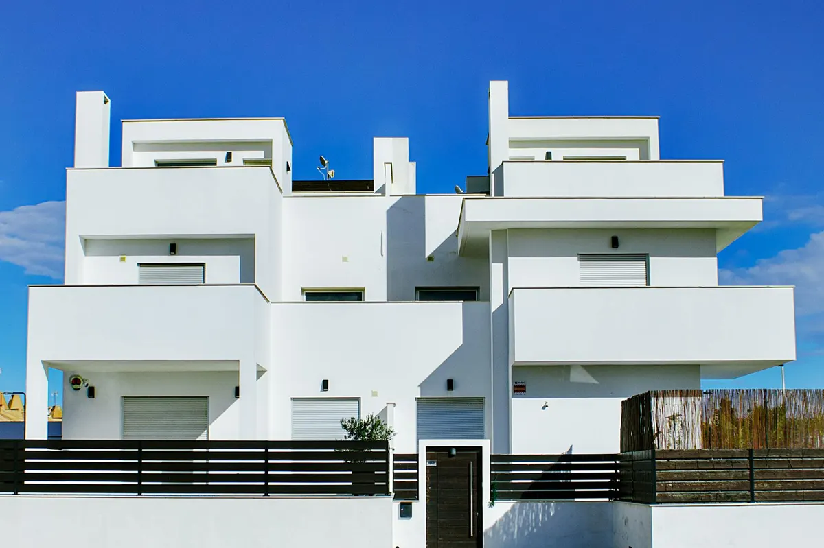 Architecture collective moderne de style méditerranéen en Provence
