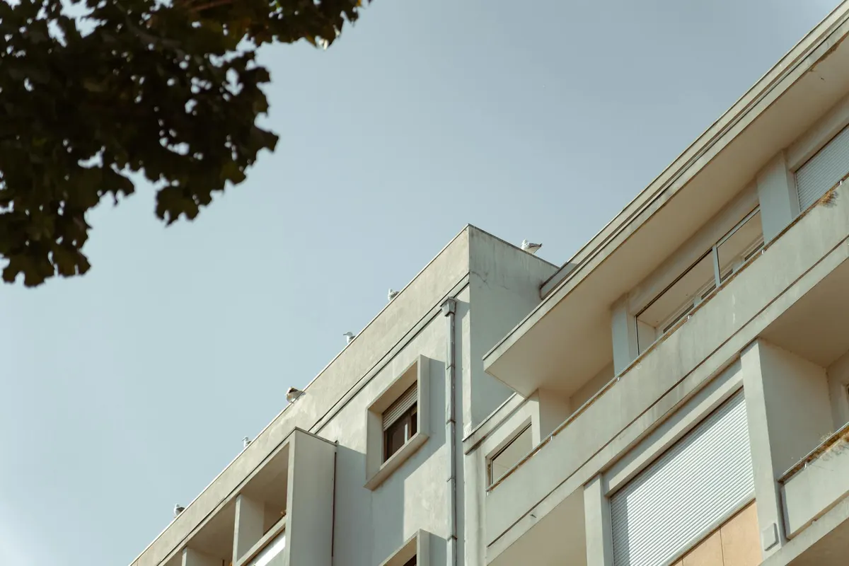 Façade d'un petit immeuble de logements R+3 moderne en région PACA