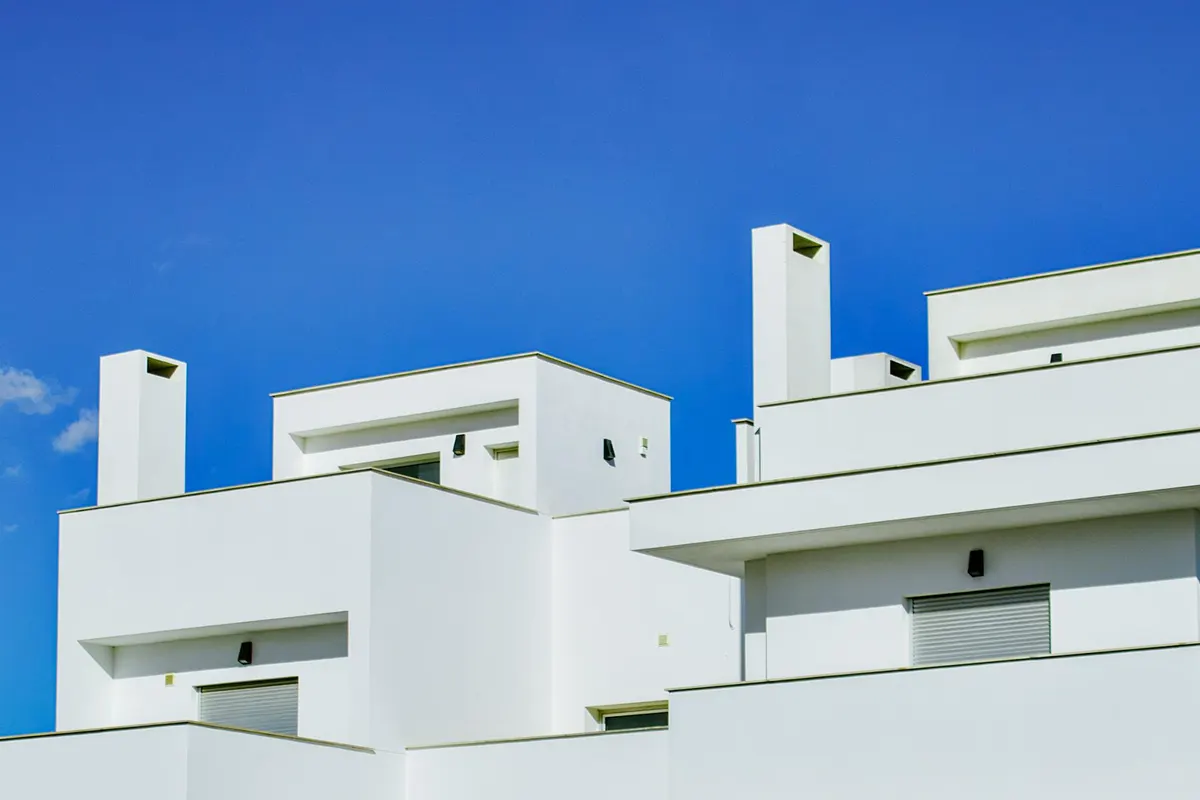 Résidence neuve contemporaine aux façades claires dans le Sud
