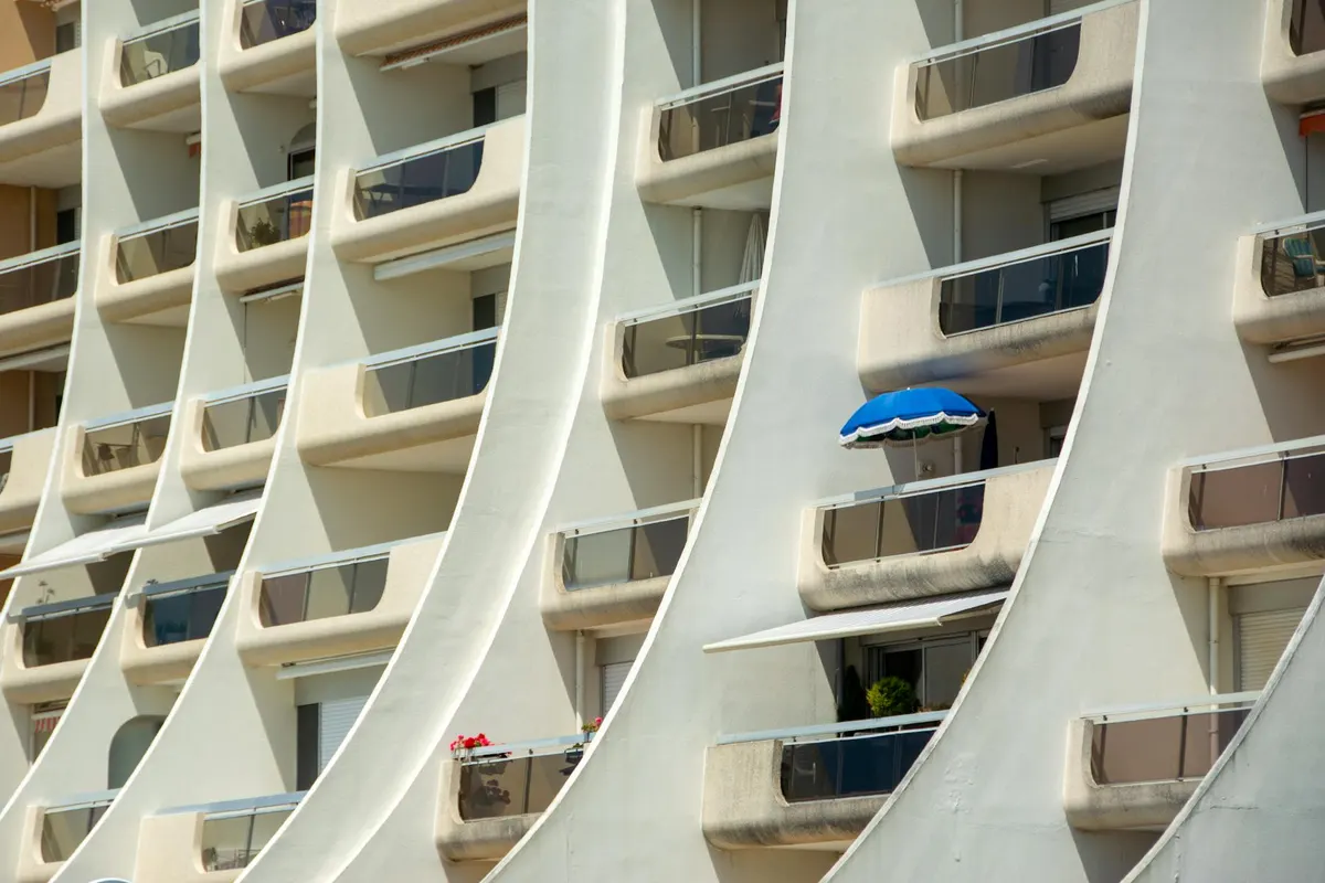 Petit immeuble contemporain à balcons en bord de mer près de Saint-Tropez