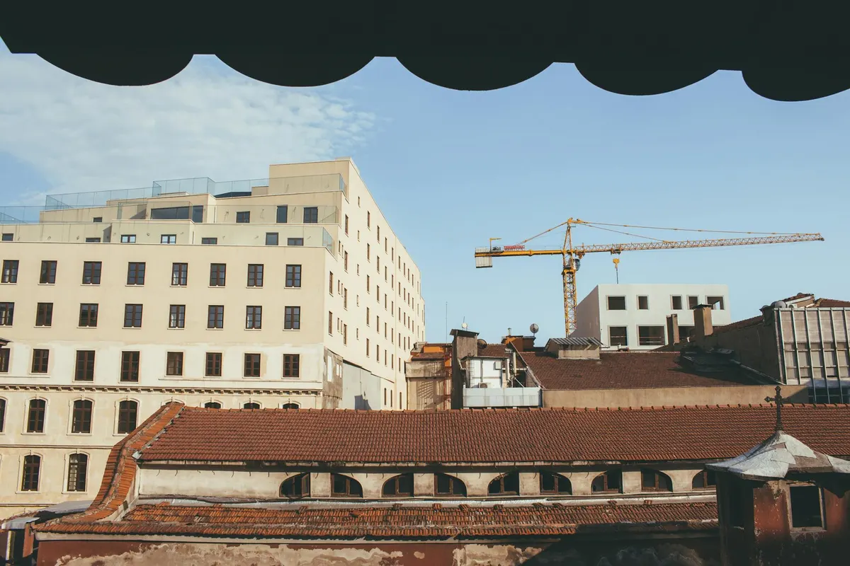 Chantier de construction d'un petit collectif à Saint-Tropez
