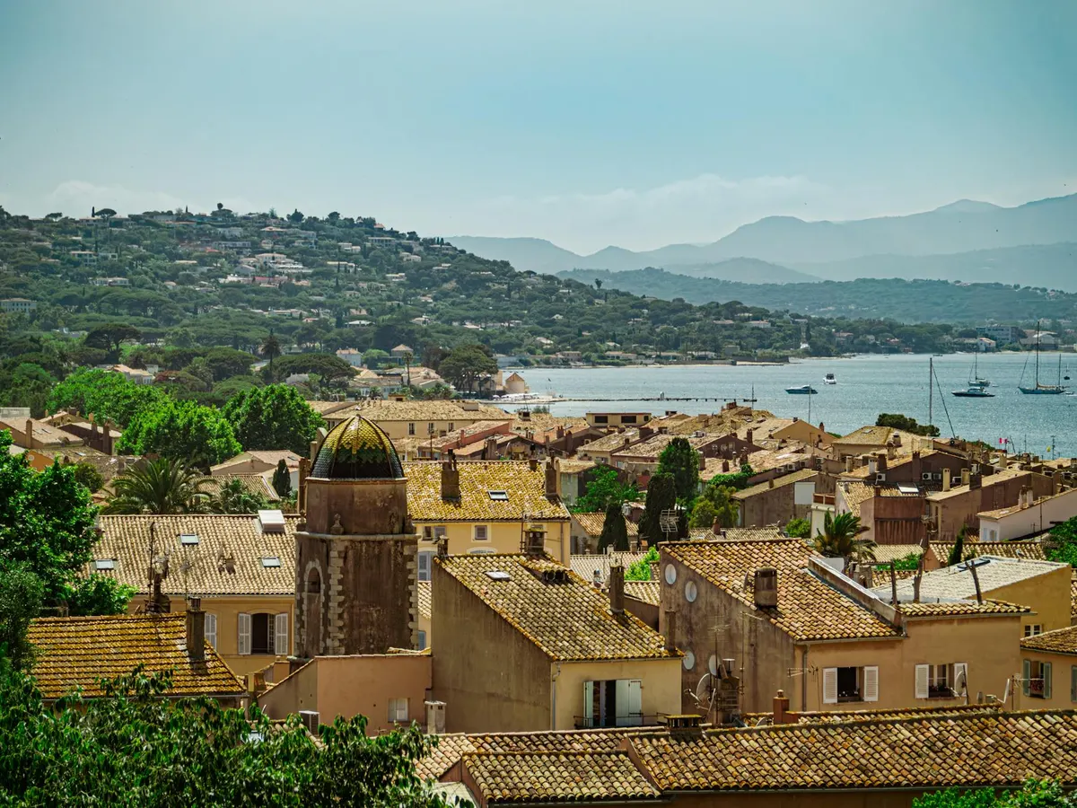 Toits de tuiles d'un village provençal côtier à Saint-Tropez