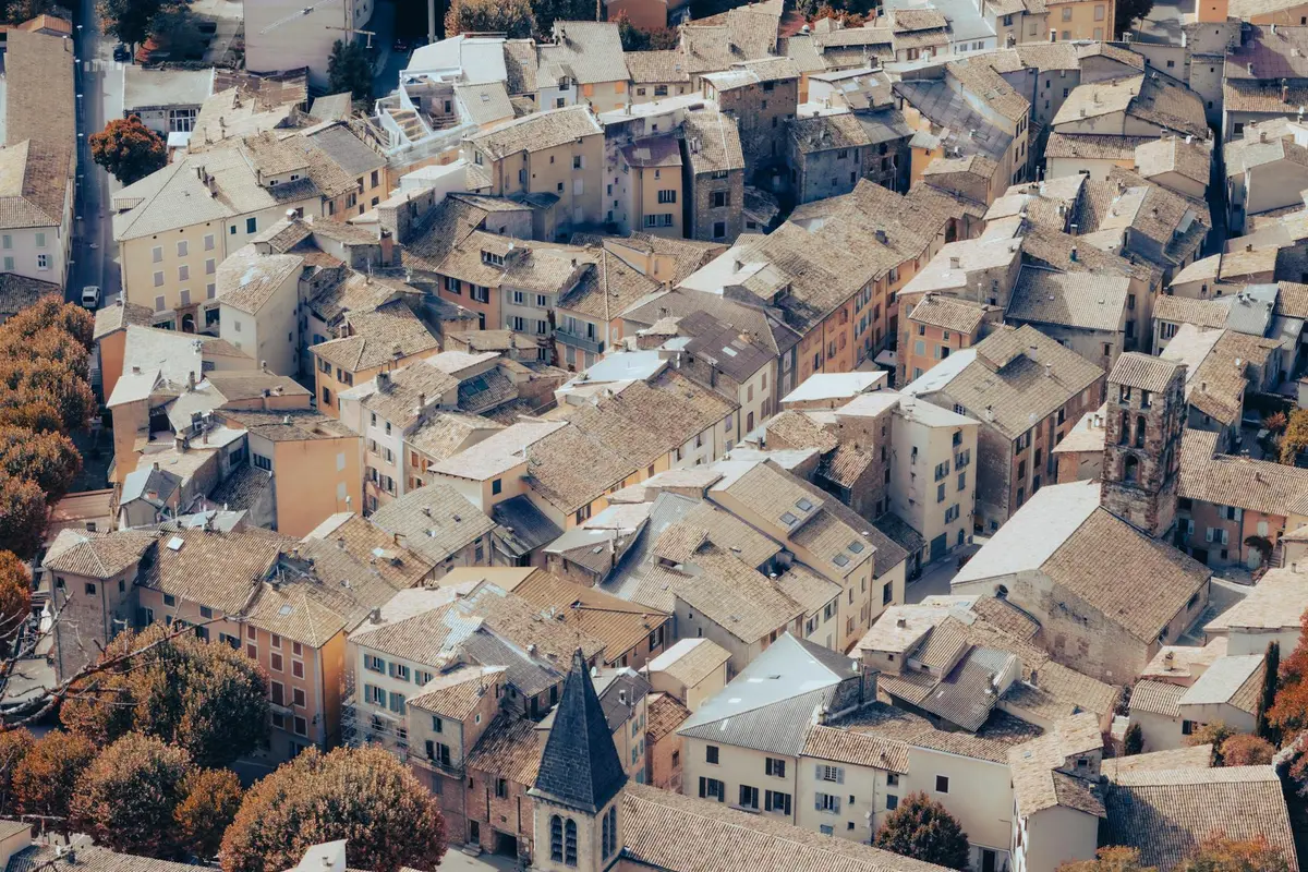 Architecture village provençal d'Aubagne aux pieds des collines du Garlaban