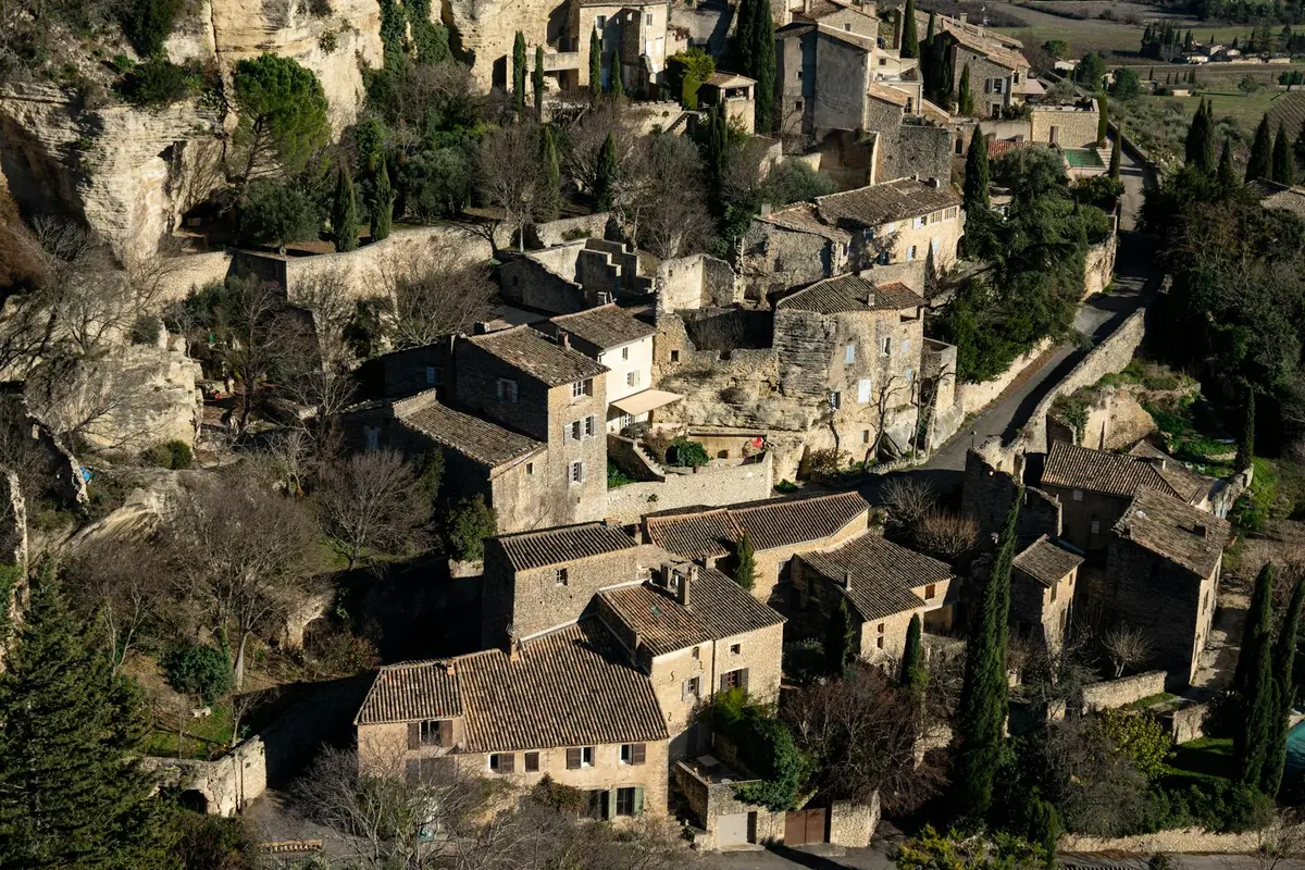 Maisons traditionnelles en pierre dans un village provençal proche d'Aubagne