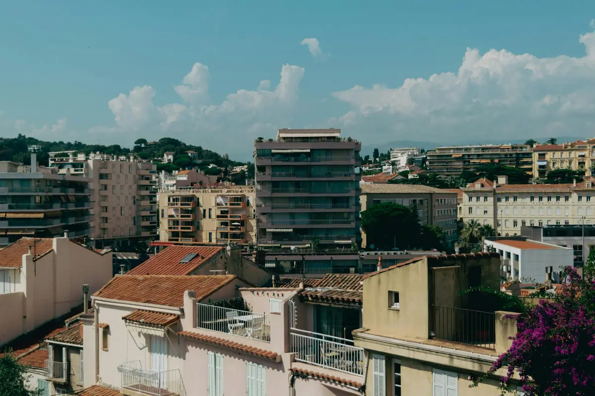 Architecture méditerranéenne de Cannes, bâtiments et palmiers de la Côte d'Azur